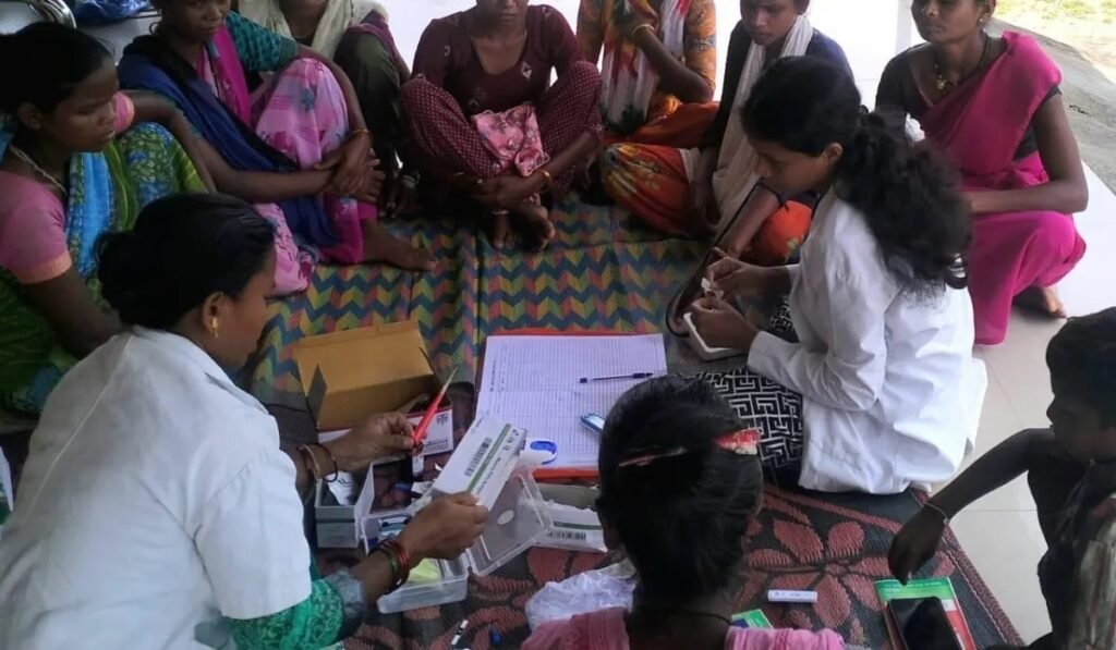 इस तरह से सुदूर गांवों अपनी सेवाएं देते स्वास्थ्य कर्मी।