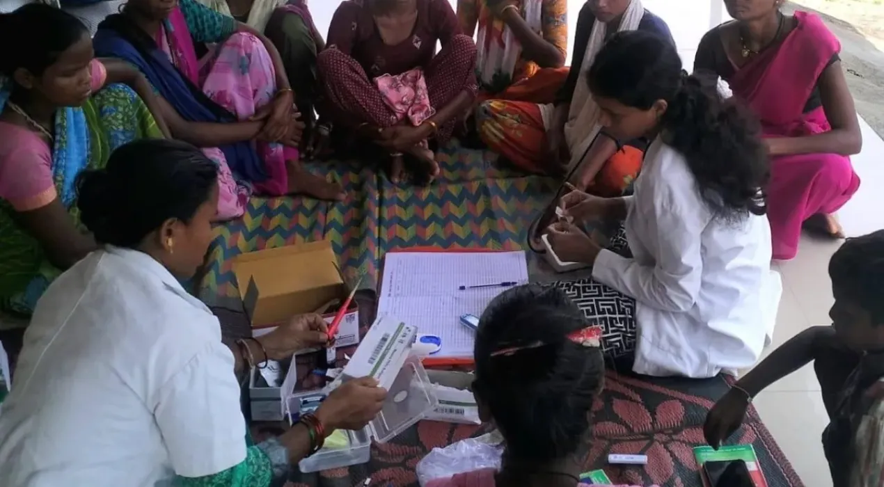 इस तरह से सुदूर गांवों अपनी सेवाएं देते स्वास्थ्य कर्मी।